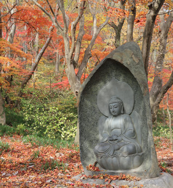 兜率岩に向かう途中にある名もない仏像