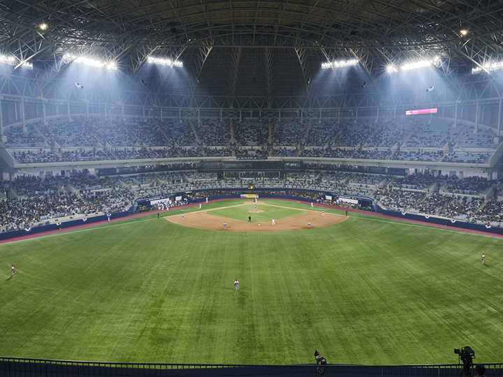 屋根には騒音は遮断しつつ自然の光を取り入れる透明遮音幕が設置 ※写真提供：ソウル施設公団