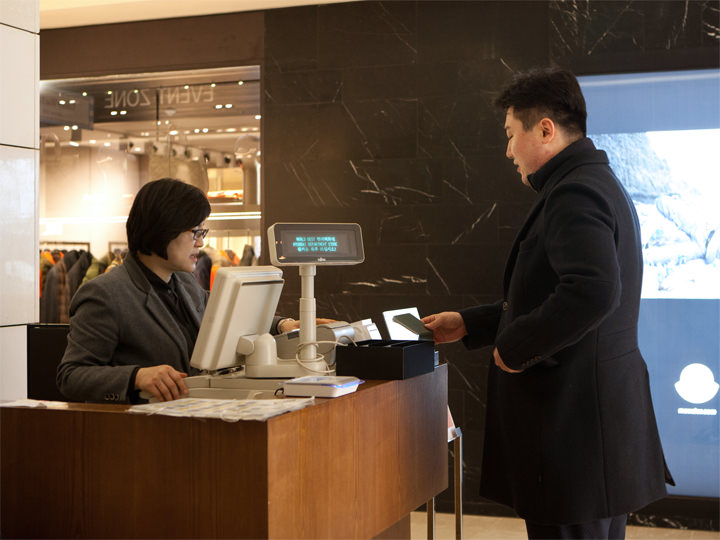 その場で税金を差し引いた金額で購入可能な即時還付制度(TAX REFUND)