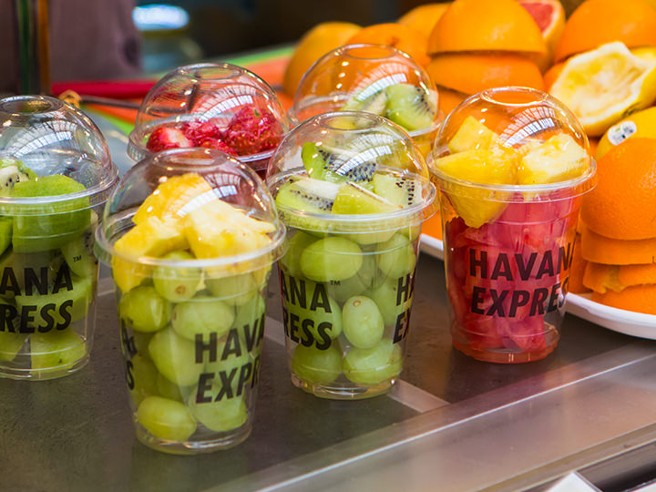 季節の果物をつかったフルーツジュースなど