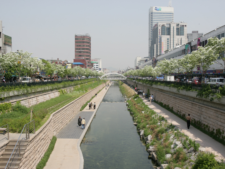 清渓川、一番奥に見える白い建物がドゥータ
