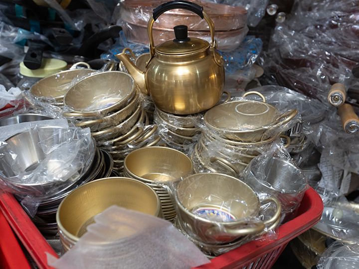 マッコリのヤカンや食器なども買える