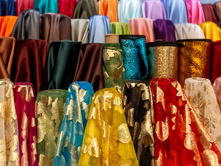 細い路地には生地屋さんが多い