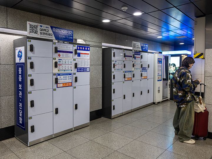 鐘路5街駅の改札口近くのコインロッカー