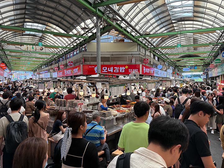 日曜日の屋台通り・中央交差点の様子