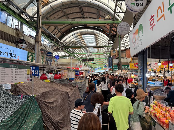 日曜日は営業している店舗も、営業していない屋台も、ご覧の通り