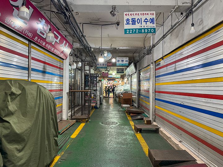 服飾・布団・生地方面のエリアは日曜定休のお店が多いです。