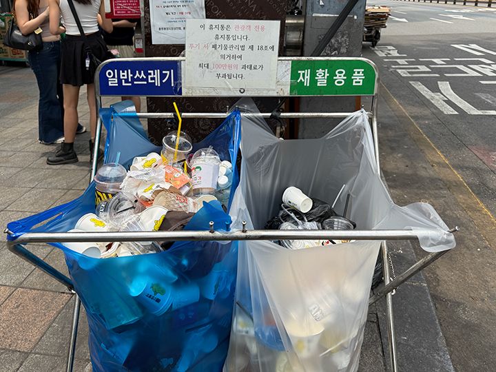 食べ歩きおやつ用のごみ箱も、ところどころにあります