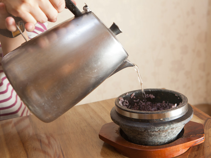 お湯を注ぎおこげスープに