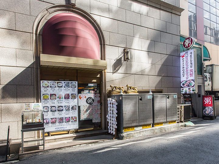 「世宗ホテル」の脇路地にあります