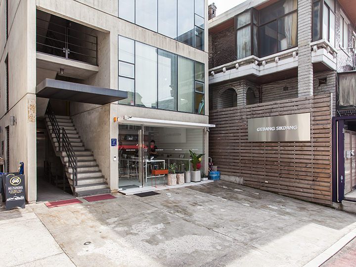 シルバーの看板が目印