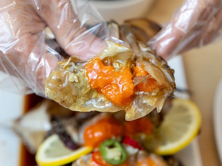 手袋をはめて、ギュッと押し出しながら食べましょう