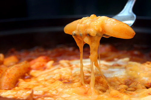 トッポッキ:屋台グルメの王様・トッポッキをまろやかに。甘辛ソースとチーズのコクがよく合います。
お店リスト>>