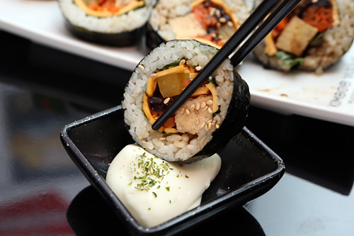 キムパッ(海苔巻き):チーズ入りキンパッを、チーズソースにちょこんとつけていただく2度楽しめるスタイルも。
お店リスト>>