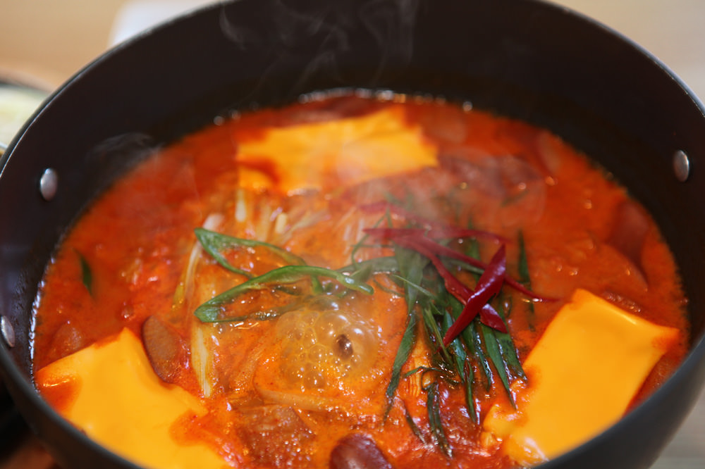 プデチゲ(部隊チゲ):キムチやハムなど具沢山の真っ赤なスープに、チーズが溶け込んだら食べ頃!
お店リスト>>