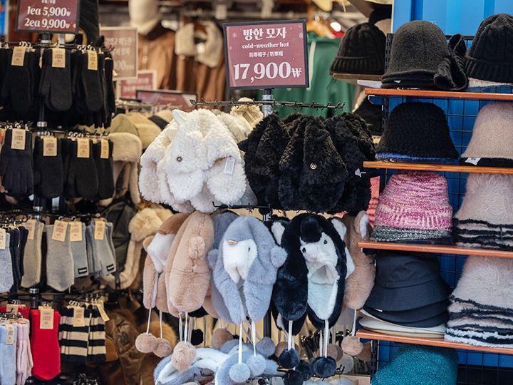 かわいい耳あて付きの帽子もあります