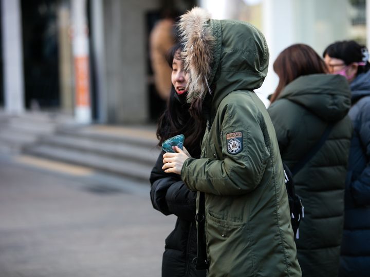 コートに付いているフードをかぶる人も