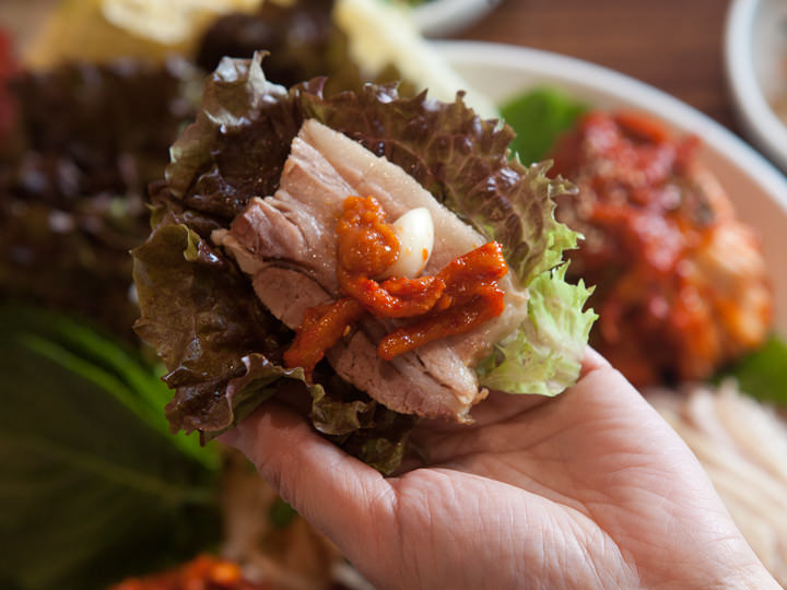 葉野菜に包んで味わいます