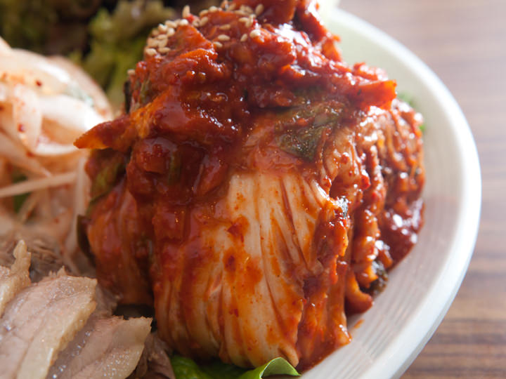 セリや松の実も一緒に漬け込んだ白菜