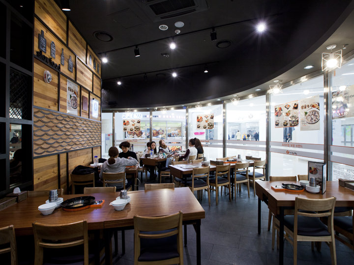 カーブの奥まった場所にも客席あり