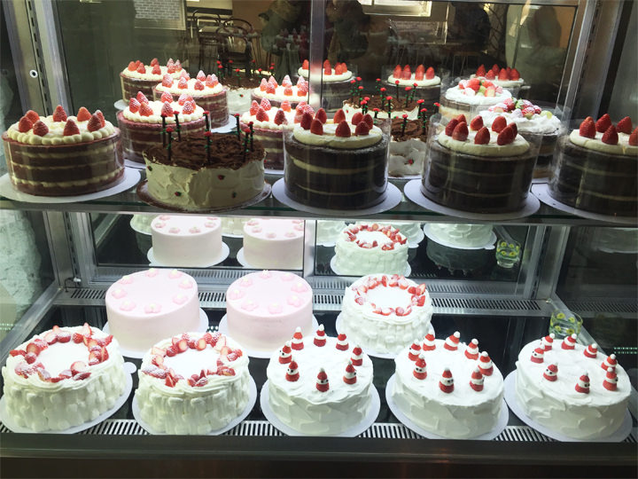 デザートカフェ「DORE DORE」が2015年11月からイチゴ祭りをはじめたので、友達とカフェでほっこりいちご狩り(笑)。韓国は冬場イチゴのスイーツがたくさんでるのでイチゴ好きには天国!