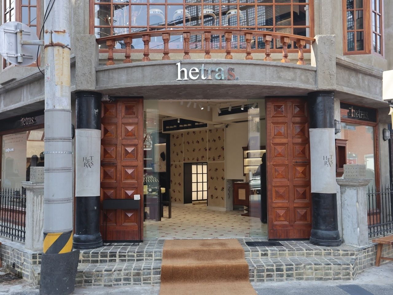 聖水のフラッグシップストアでは一定額以上の購入で香水のオリジナルチャームが作れる