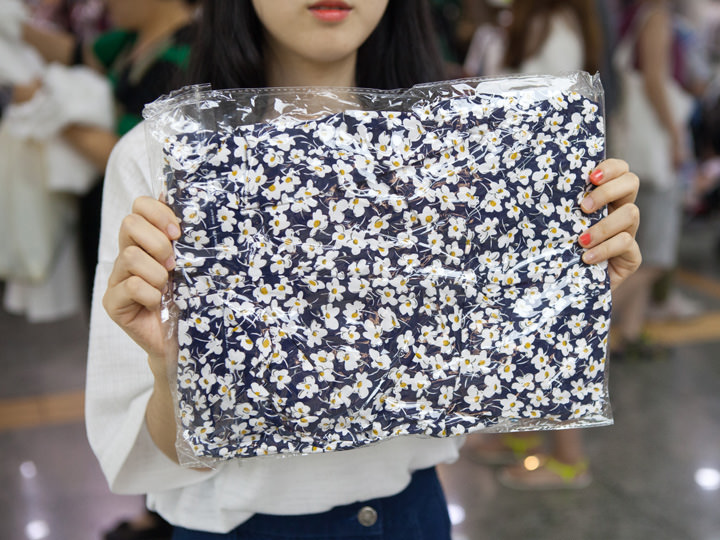 セール価格だったというワンピースは
10,000ウォン!
在庫があったようで、店頭のものじゃない新品ゲットに成功!