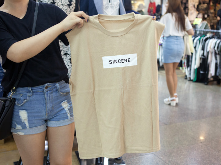 今日はがっつり買い物予定という初めてさんをキャッチ!
手始めに買ったTシャツは5,000ウォン!