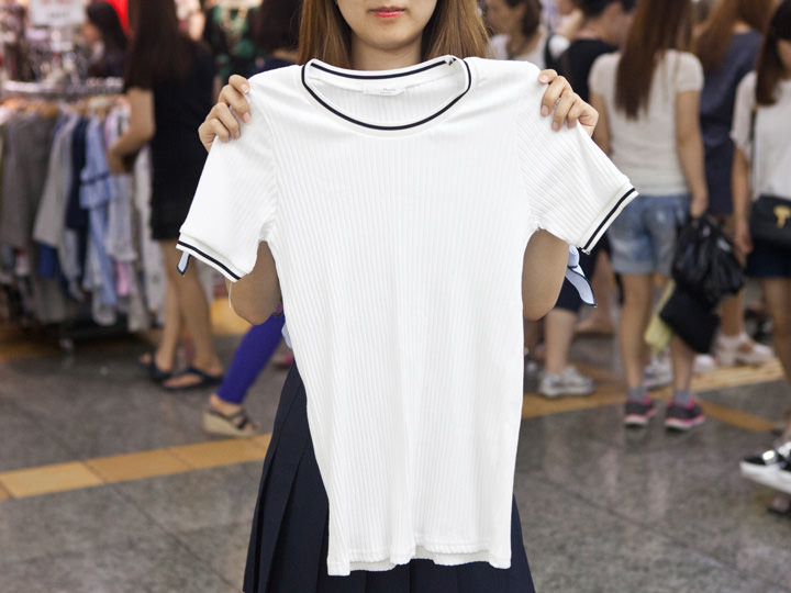 伸縮性のあるタイトなトップスはセール価格で5,000ウォン。
2ヶ月に1回は買い物に来るというツワモノでした!