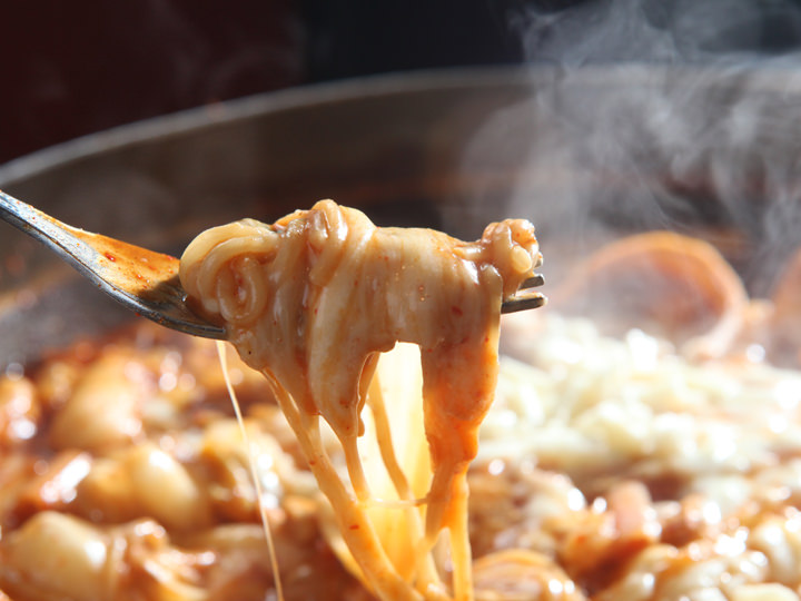 チーズをからめて麺をいただきましょう