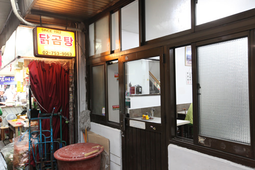 通り過ぎてしまいそうなシンプルな店構え