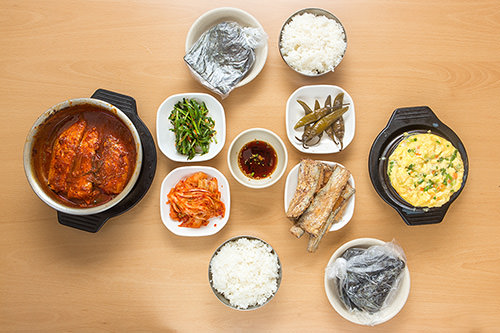 定食にはおかずもいっぱいついてくる