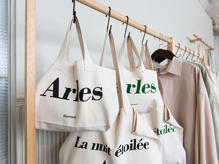 おしゃれなロゴ入りトートが人気