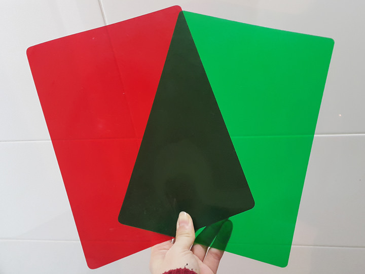 暗記用の下敷き
韓国の人は下敷きを使わないと聞いたことがあり、暗記用の下敷きを選んで持ってきました。まだ、この下敷きを使っている人に会ったことがありません(笑)。