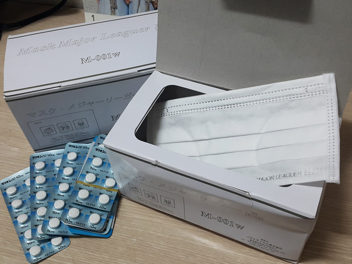 内服薬とマスク
いつも服用している薬はもちろんですが、これはアレルギー用の薬。韓国では日本に比べて花粉症がひどくないと聞いて安心していましたが、黄砂とPM2.5があり薬とマスクは必需品でした!