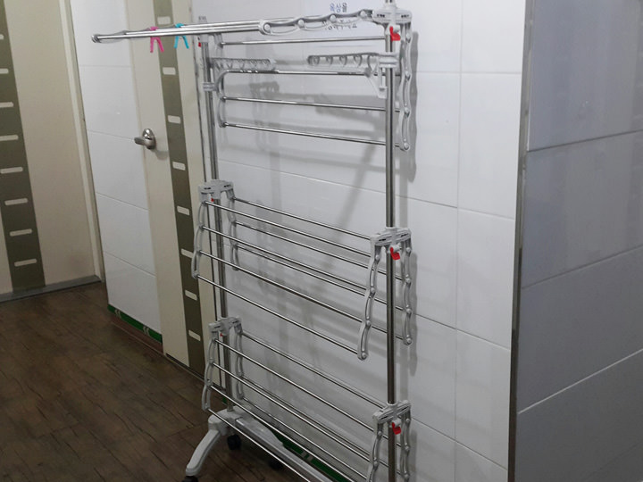 物干しスタンド
普段はコシウォンの廊下に出している物干しスタンド。外に干せない時は向かいに住む友達と一緒に室内干しをすることも。オンドルをつければすぐに乾いて便利です。