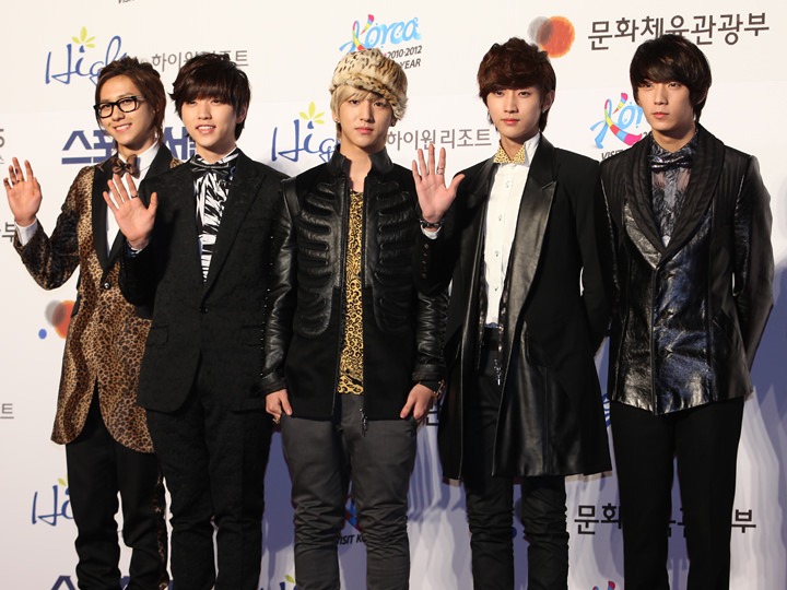 B1A4 ゴンチャン(右端)