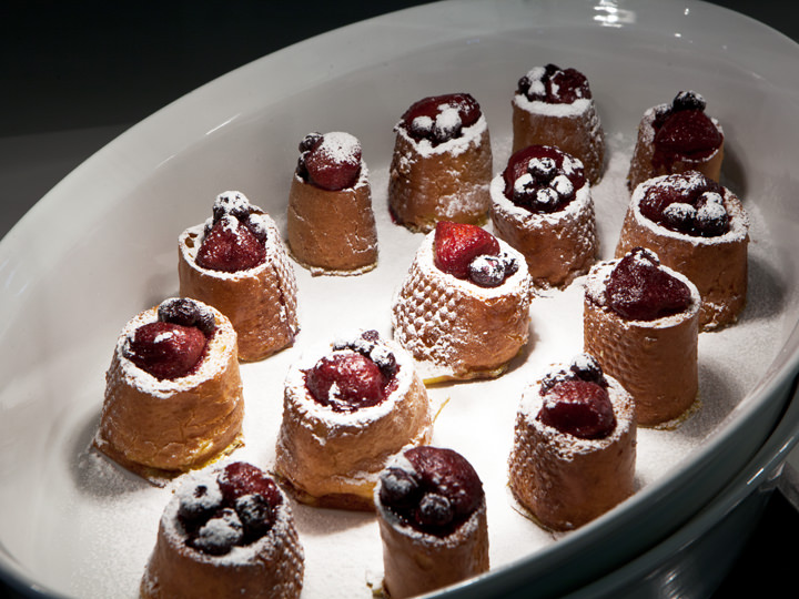 ブリオッシュバケットにイチゴとブルーベリーをのせたベリーベリーフレンチトースト