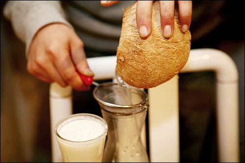 ココナッツの果汁を網でこす。
ココナッツの器はお持ち帰りOK!