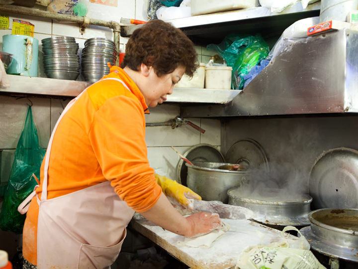 カルグクス麺を手際よくカット