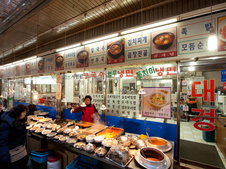 座りながら屋台フードを楽しめる