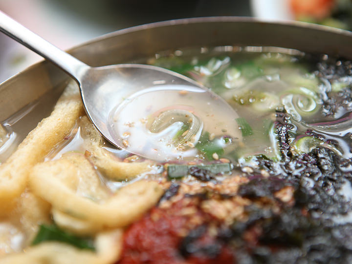 カタクチイワシ、昆布、ネギ、大根、唐辛子などを数時間煮込んだスープ