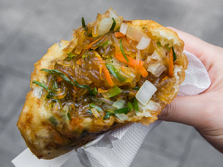 中には玉ねぎ、にんじん等の野菜、春雨がぎっしり