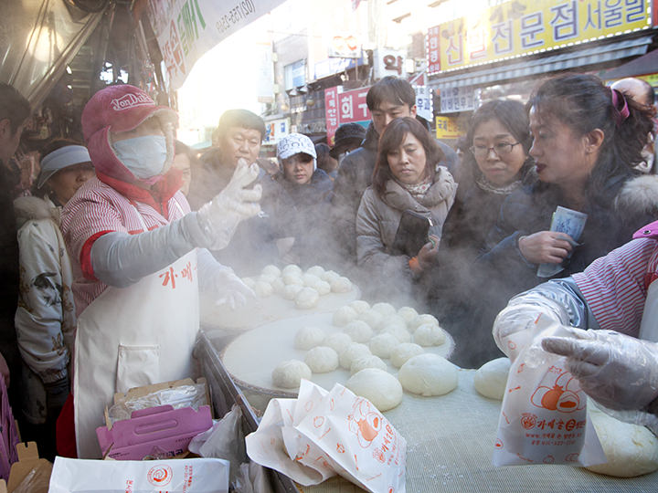 店先には常にマンドゥの湯気と客の列が