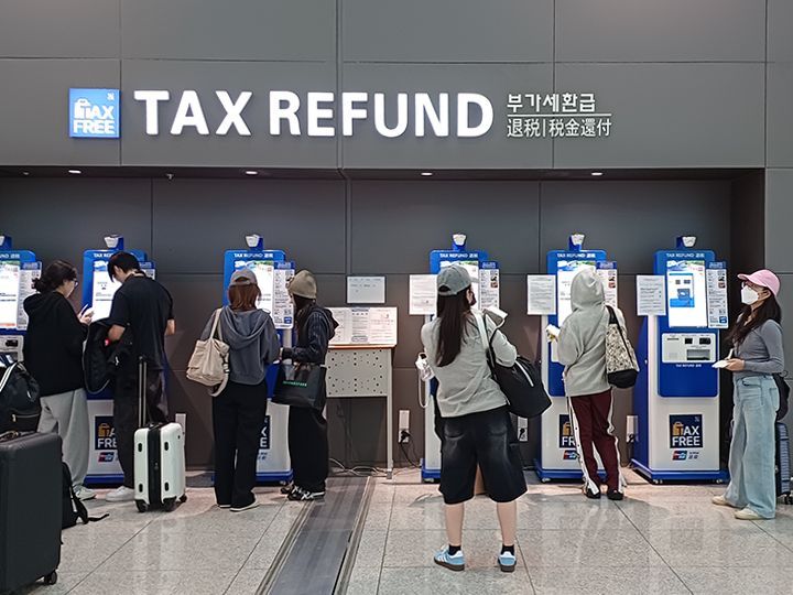 必ず出国審査の前に手続きを