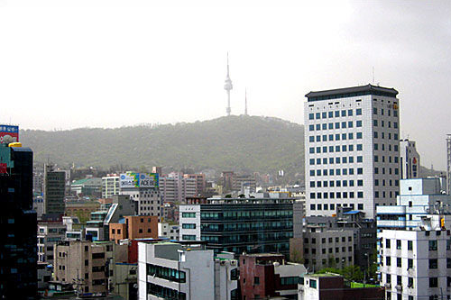 黄砂でかすむNソウルタワー