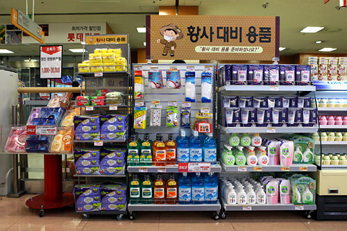 韓国のスーパーに設けられた黄砂特設コーナー