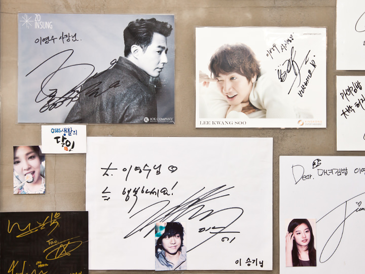 待つ間にサインや写真を眺めるのも楽しい