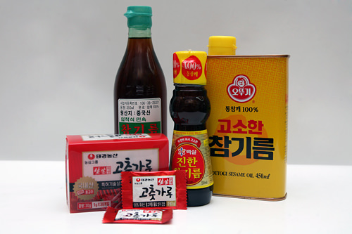 袋入りで便利なコチュカル
(トウガラシの粉)、香ばしいごま油