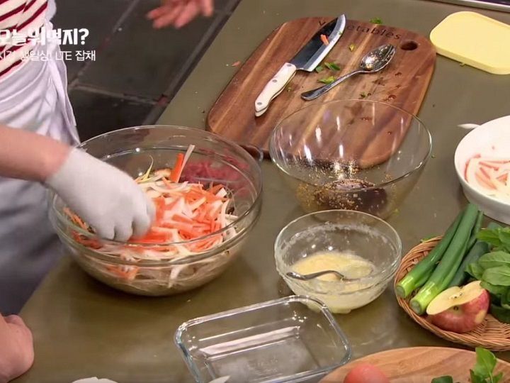 4.戻したタンミョンと牛肉、しいたけ、タレ2/3を入れて混ぜた後、その上にタマネギとニンジンを載せ、ラップをかけて電子レンジで5分温める